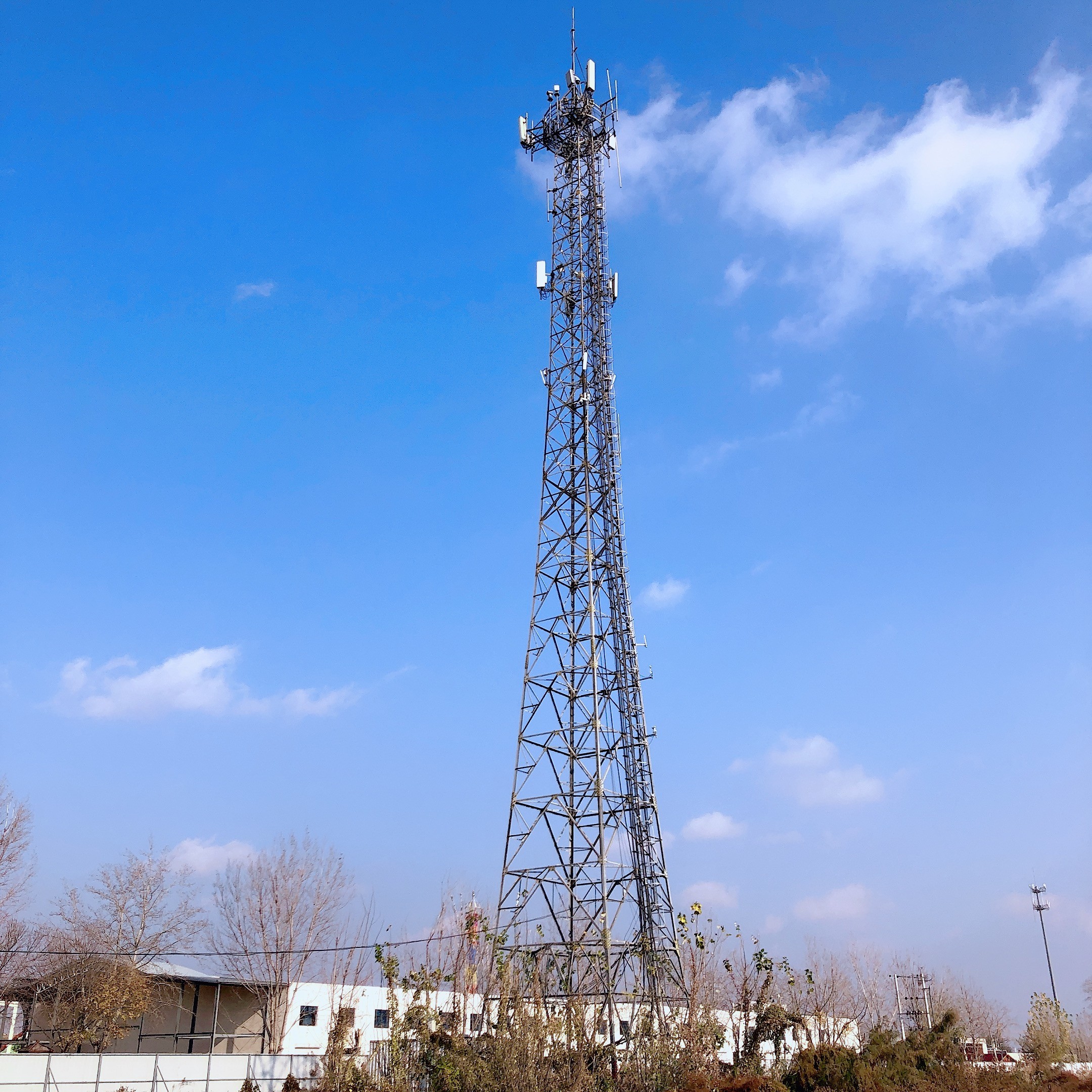 Đài viễn thông di động 80m 3 Tháp có chân Tháp thép lưới tự dựng
